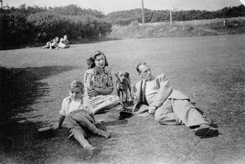 charlie-standing-family_r72